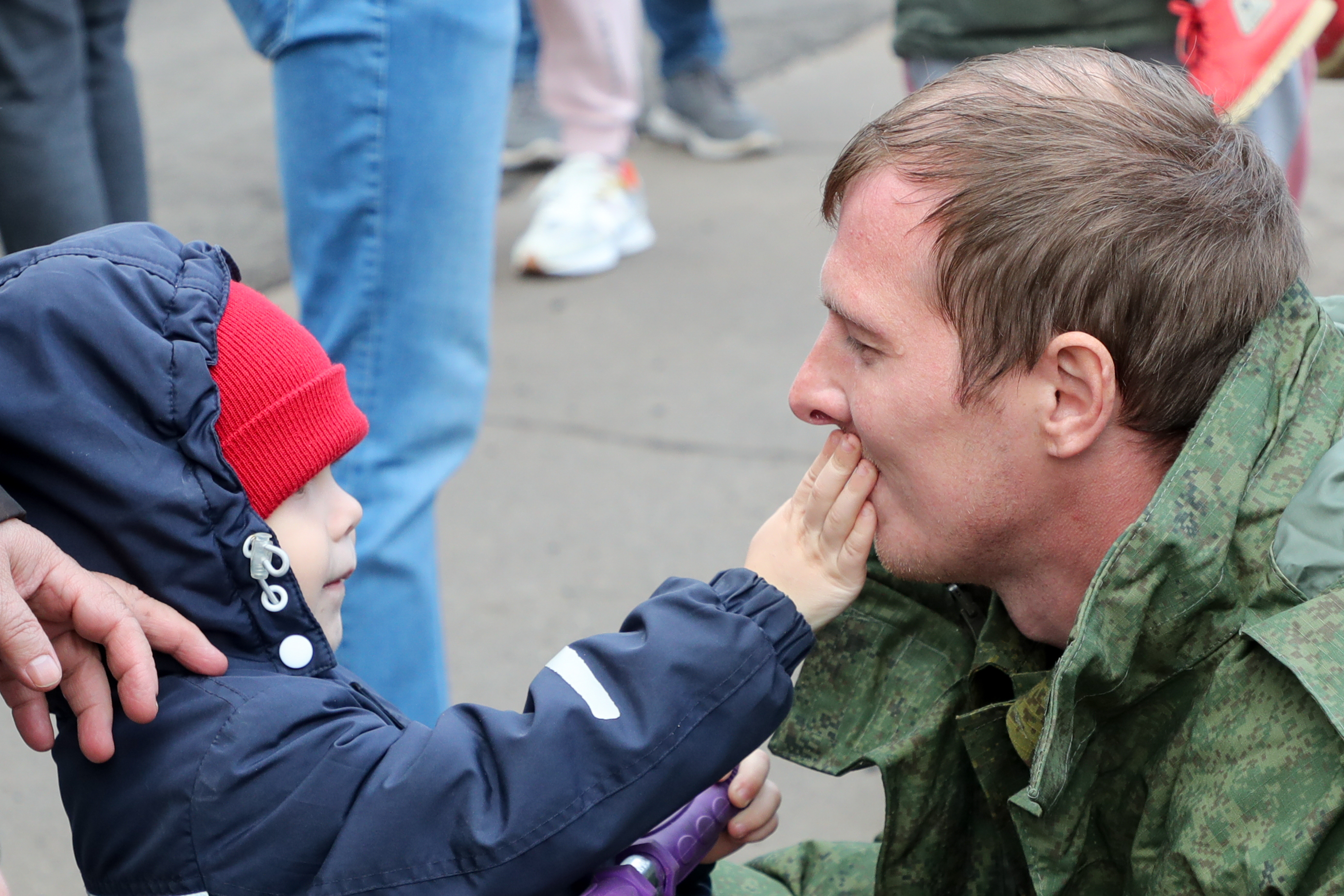 Выплаты мобилизованным отцам. Мобилизованные прощание с детьми. Солдат с ребенком. Военные и дети Россия. Мобилизация многодетных отцов.