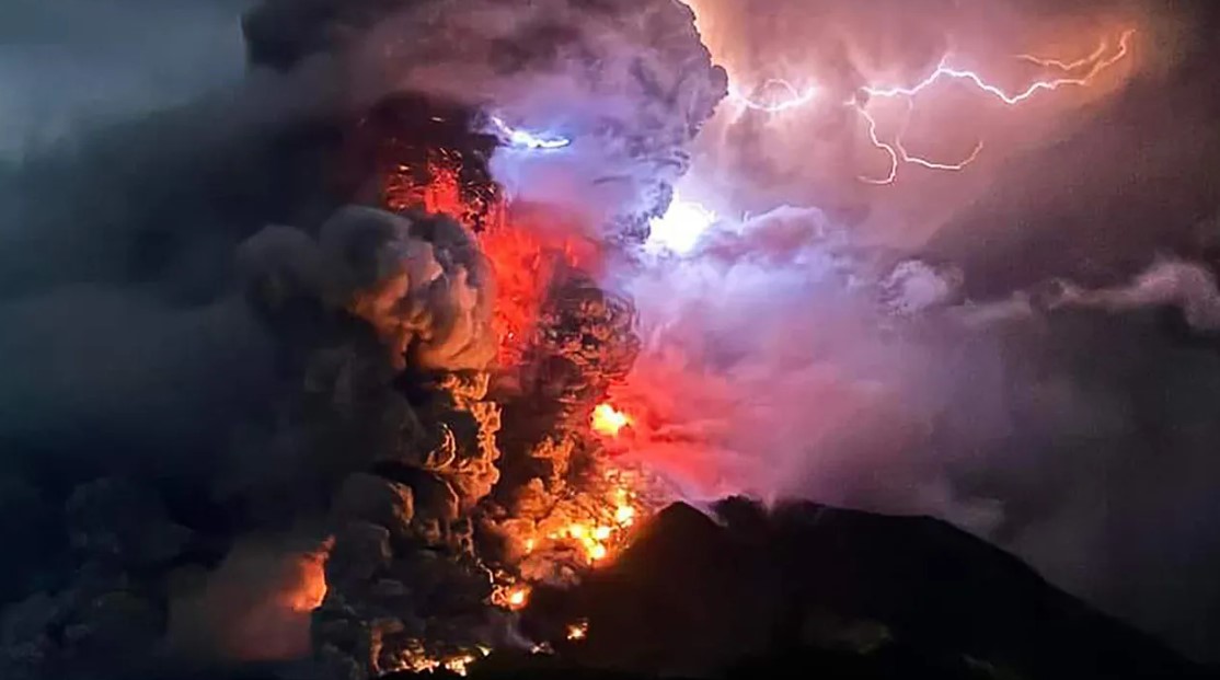 Более 11 000 человек эвакуированы на севере Индонезии из-за извержения вулкана