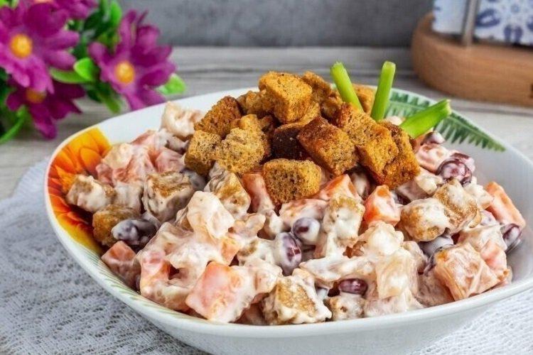 Салат с колбасой и сухариками рецепт с фото очень вкусный