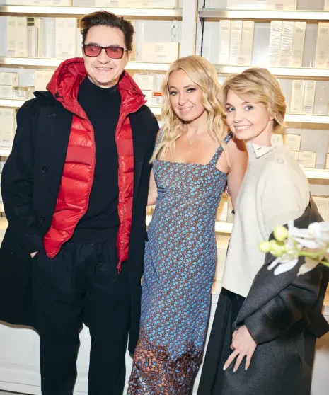 Полина Аскери, гендиректор ГУМа Теймураз Гугуберидзе и Константин Андрикопулос на открытии бьюти-корнера Яны Рудковской: новые фото Рудковская, Шелягова, РудковскаяЕкатерина, Полина, Екатерина, Андрикопулос, Лисовец, супругой, Сабуренкова, Ольгой, Барановская, Медведева, РудковскаяВиктория, Алексеева, Полетаева, посетили, Достман, бренда, Филин, Ермак