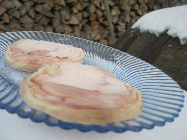 Рулет из целой курицы на тарелке Рулет из целой курицы на тарелке