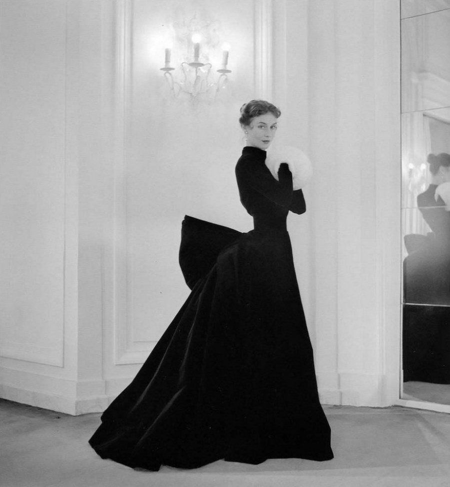 Классическая элегантность Dior: изысканные модели 1940-1960-х годов на улицах Парижа