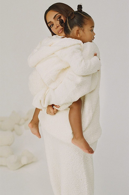 Ким Кардашьян с дочерьми снялась в новой рекламе своего модного бренда Фотосессии