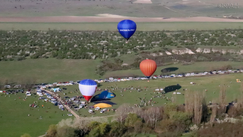 В Крыму показали невероятные фото и видео с фестиваля воздушных шаров у Белой скалы