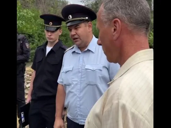 в Саратове полицейский пригрозил расстрелом защищавшим парк людям