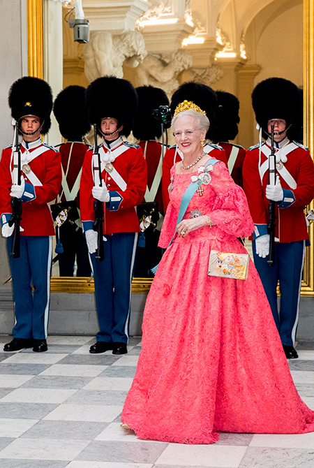 Дональд Трамп отменил встречу с королевой Дании Маргрете из-за отказа в продаже ему Гренландии Дональд Трамп отменил встречу с королевой Дании Маргрете из-за отказа в продаже ему Гренландии Монархи,Новости монархов