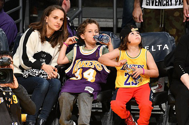 Натали Портман сводила сына Алефа на баскетбольный матч звездные дети, натали портман