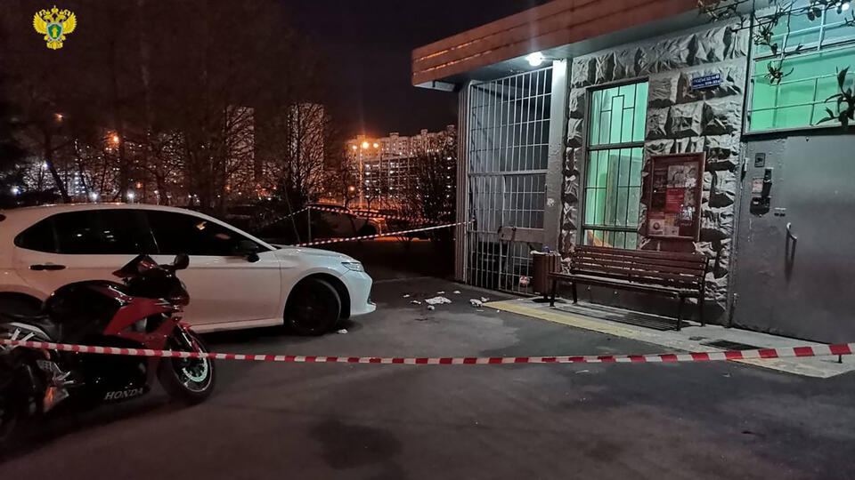 Раненый на парковке в Москве мужчина скончался в больнице