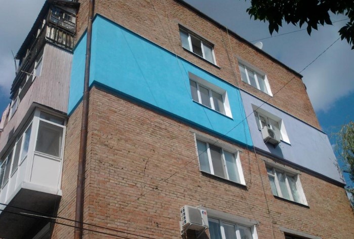 Наружное утепление портит фасад хрущевки, поэтому лучше решать проблему изнутри / Фото: positivcity.ru
