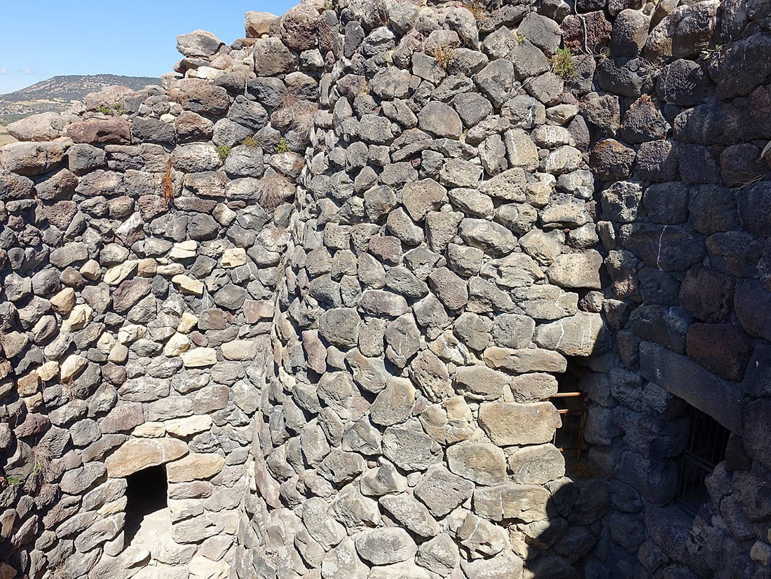 Су-Нуракси-ди-Барумини: монументальная башня древней цивилизации на территории итальянской Сардинии авиатур,автотуризм,велотуризм,виза,гид,города,заграница,Италия,мир,отдых,отпуск,поездка,путешествие,самостоятельные путешествия,страны,тур,туризм,турист,экология,экскурсионный тур