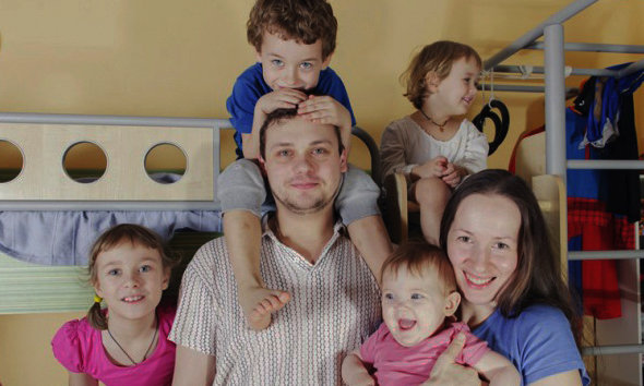 Николай Иванов с женой Натальей и детьми (24smi.org)