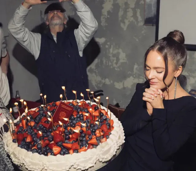 Торт с паспортом РФ: Аглая Тарасова показала новые фото со своего дня рождения после приговора суда рождения, Аглаи, ТарасовойДень, Тарасова, Раппопорт, актёр, актрисы, бывший, Колокольников, грамма, родила, Антон, Чайкина, отношениях, актриса, спела, друзьями, Аглая, туфлях, блистала