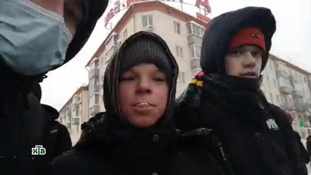 Попросили задержаться. Задержание детей на митинге в Москве. Школьника задержали на митинге. Дети на митинге 23 января. Задержанные несовершеннолетних на митингах.