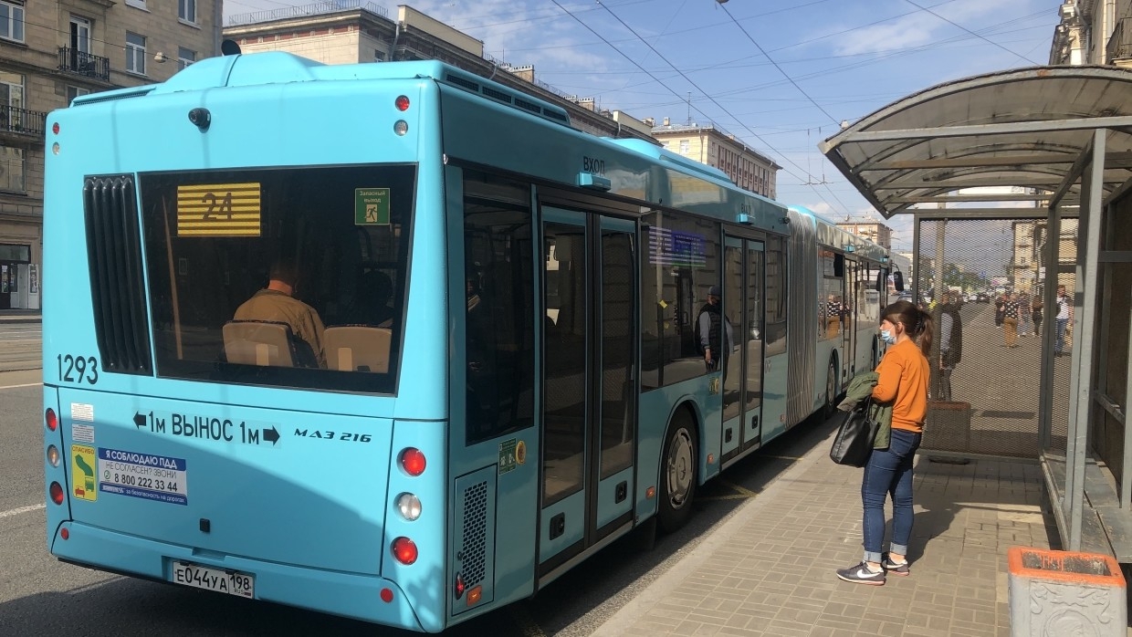 Петербурженка оказалась под автобусом из-за невнимательности на дороге Происшествия