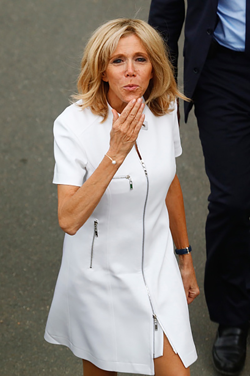 Готовы брать с нее пример? Мадам Макрон вновь сверкнула стройными ногами в стильном мини Готовы брать с нее пример? Мадам Макрон вновь сверкнула стройными ногами в стильном мини мода