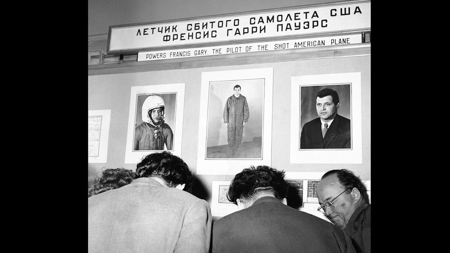 Фотографии летчика сбитого U-2 Фрэнсиса Гэри Пауэрса на выставке в ЦПКиО имени Горького в Москве, май 1960 года