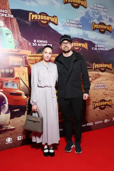 Агата Муцениеце с мужем Петром Дрангой и Фёдор Бондарчук с сыном (после новости о разводе) на премьере мультфильма 