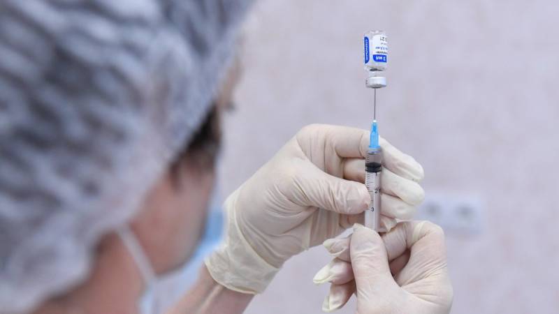 Случаев смерти из-за вакцинации от COVID-19 не выявили в Петербурге