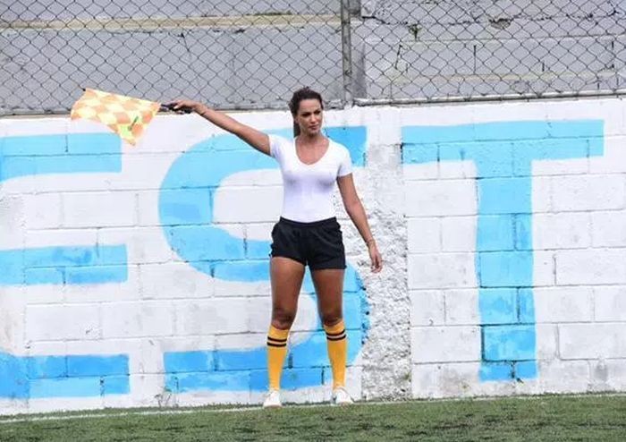 Помощница футбольного судьи Дениз Буэно стала звездой матча благодаря мокрой майке (3 фото)