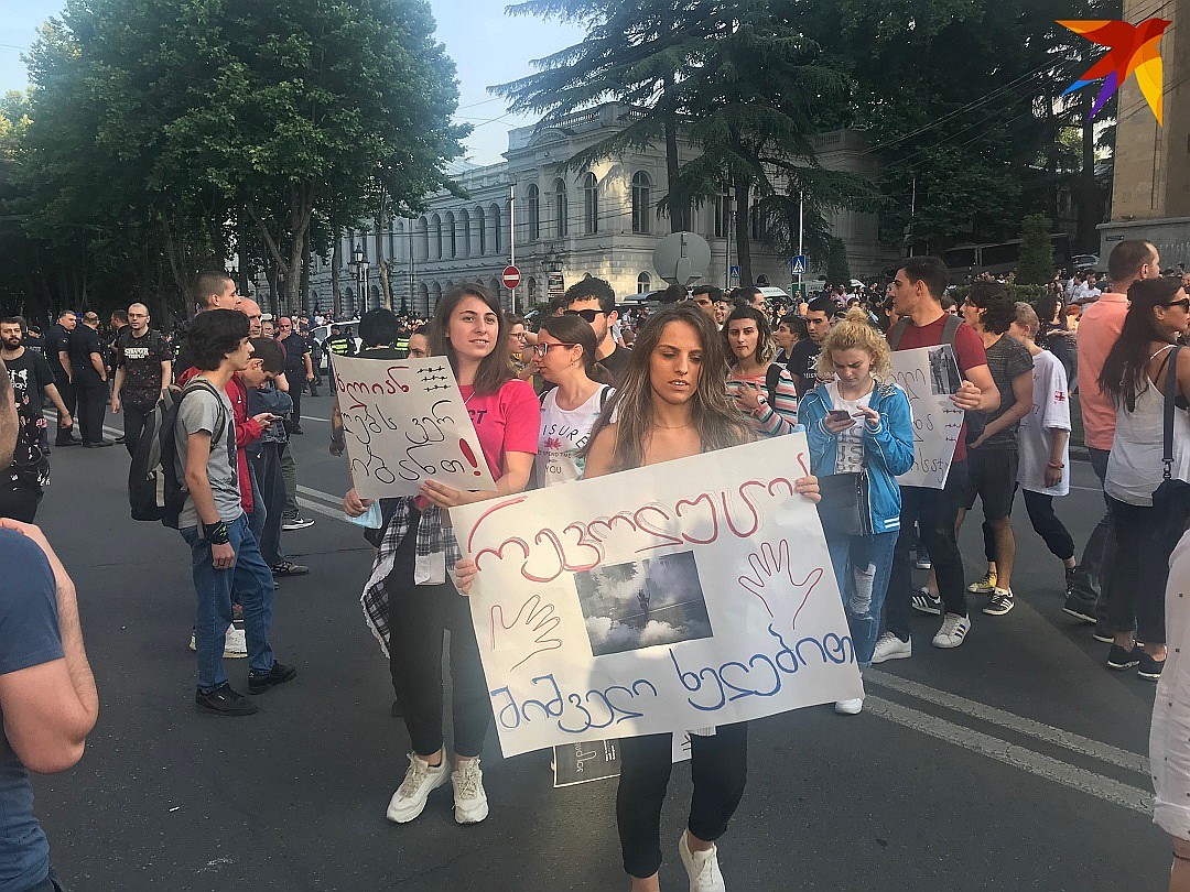 Демонстранты держат плакаты с надписью «Россия – оккупант» или цифры «20%» Фото: Владимир ВОРСОБИН