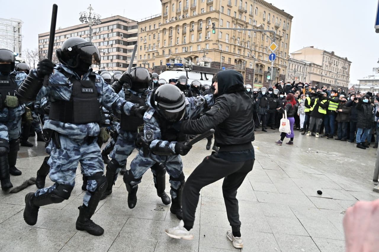 Возбуждены четыре дела о насилии против полицейских на протестах в Москве