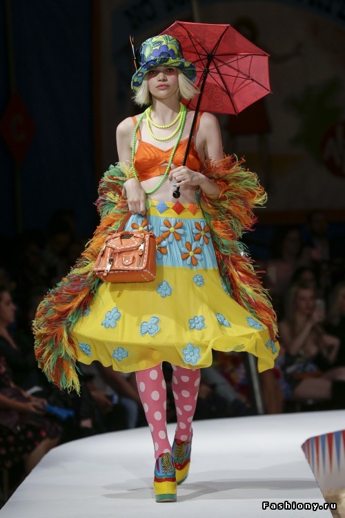 Moschino Круизная коллекция 2019 Moschino Круизная коллекция 2019