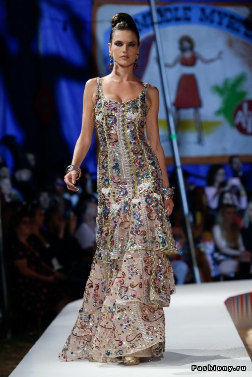 Moschino Круизная коллекция 2019 Moschino Круизная коллекция 2019