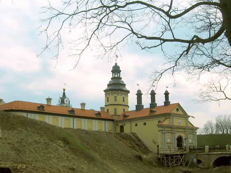 Несвиж.  Въездная башня замка.  Панорама несвижской резиденции Радзивиллов Фотографии . Картинка