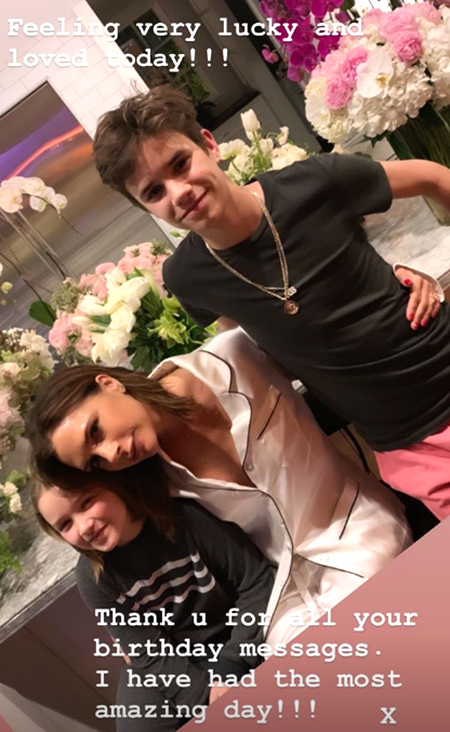 Мороженое с пожеланиями и кукла от Харпер: как Виктория Бекхэм отпраздновала свое 45-летие Мороженое с пожеланиями и кукла от Харпер: как Виктория Бекхэм отпраздновала свое 45-летие Звезды,Новости о звездах