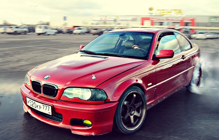 BMW 3-й серии в кузове E46 – популярный объект для корчевания и тюнинга. Фото: drive2.ru.