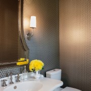 Коричневые обои в туалете