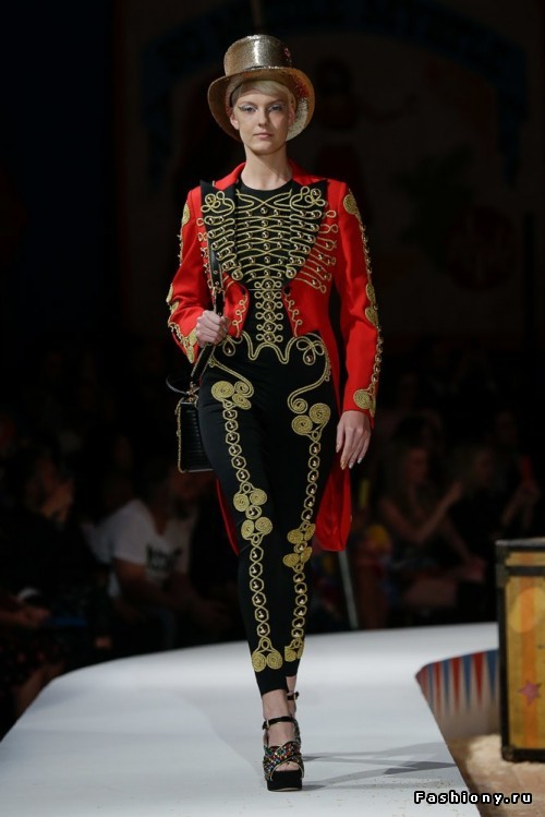 Moschino Круизная коллекция 2019 Moschino Круизная коллекция 2019