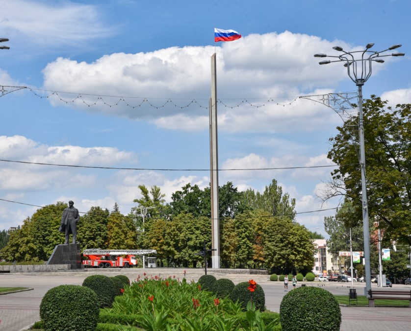 На главной площади Донецка обновили российский триколор