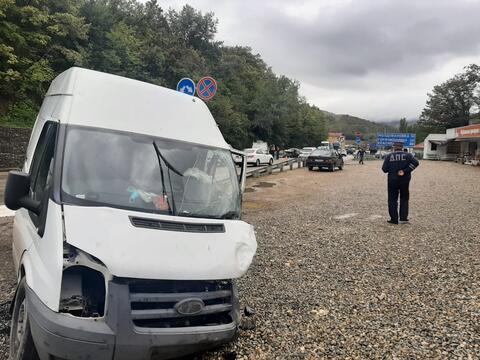 На Кубани в лобовом ДТП на трассе пострадало три человека ВИДЕО