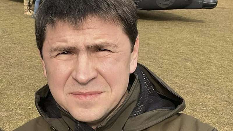 Советник Зеленского Подоляк мечтает «забыть» о существовании русских в Донбассе