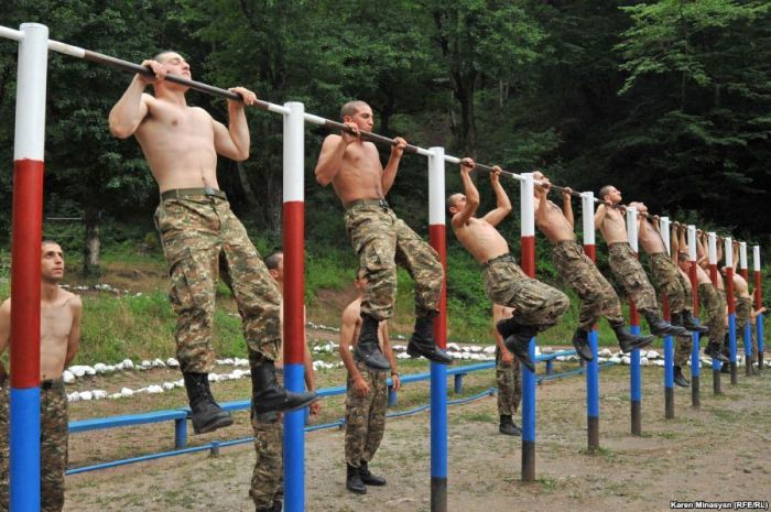 Для поддержания хорошей физической формы военные должны регулярно заниматься спортом / Фото: vk.com