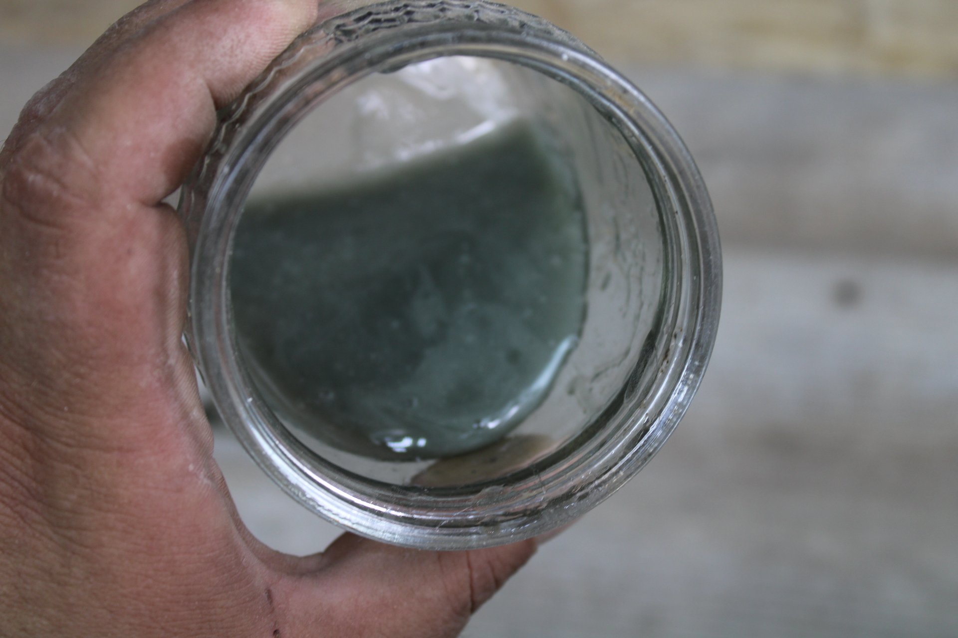 Как заделать огромную дыру в шифере или трещину за несколько минут и не тратить деньги на клей и прочее Как заделать огромную дыру в шифере или трещину за несколько минут и не тратить деньги на клей и прочее ремонт и строительство,сделай сам