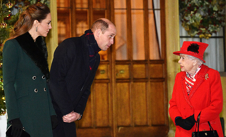 Тур завершен: Кейт Миддлтон и принц Уильям воссоединились с Елизаветой II и принцем Чарльзом в Виндзоре Монархи,Британские монархи
