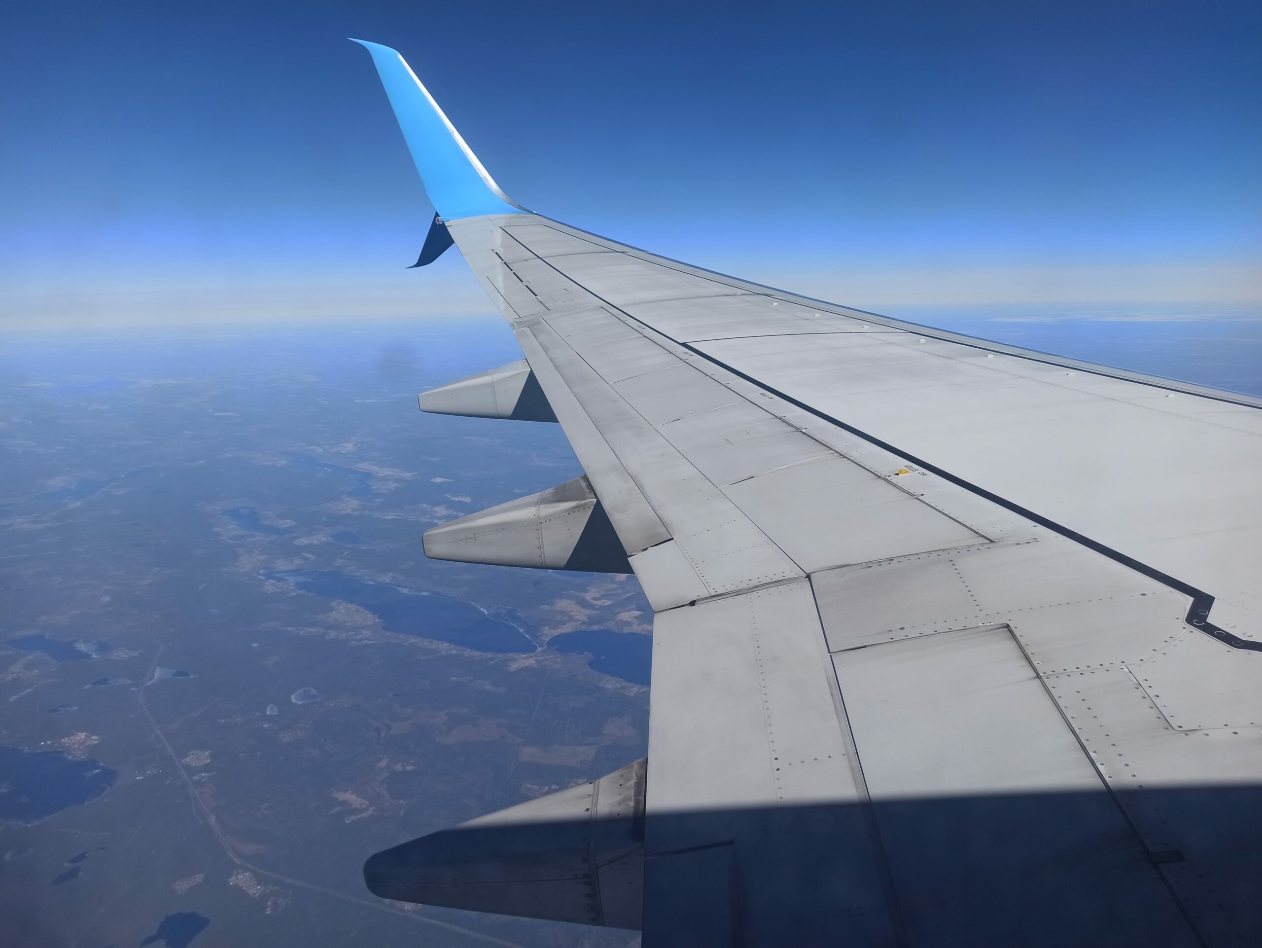 Экипаж летевшего в Москву самолета заметил странные белые шары в воздухе