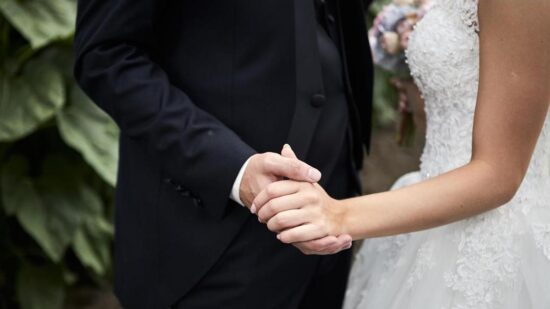 61-летнему мужчине ампутировали пальцы ног из-за тесной обуви на свадьбе