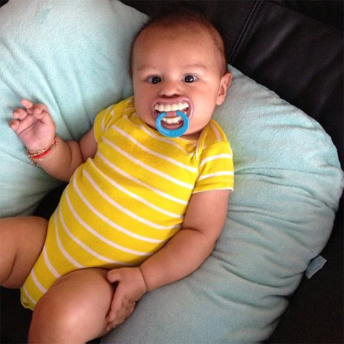 Смешные пустышки для младенцев набирают популярность в Instagram  funnypacifier