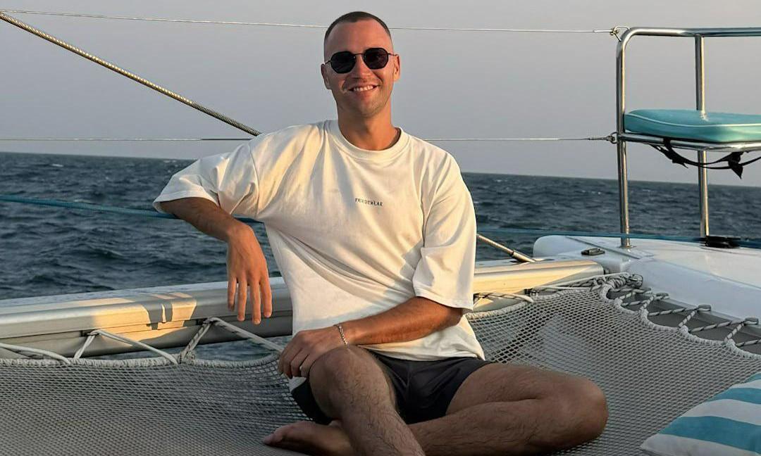 Почему все ставят на аватар фото парня из Новосибирска: мужчина стать мемом за несколько дней