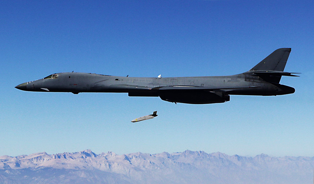 AGM-158 JASSM и носитель Rockwell В-1b Lancer