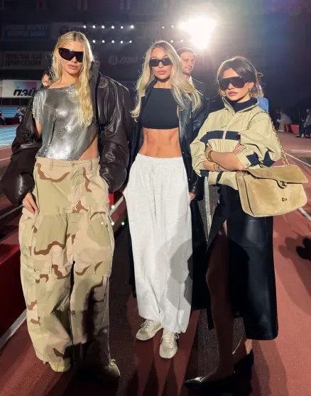 Анастасия Решетова (с новой стрижкой), Елена Перминова, Карина Истомина, Катя IOWA посетили показ 