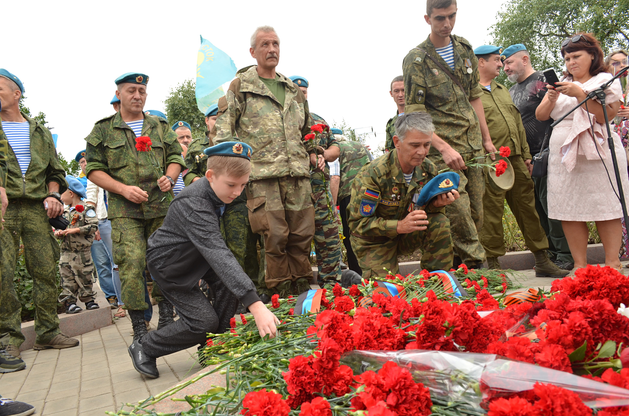 Картинка возложение цветов