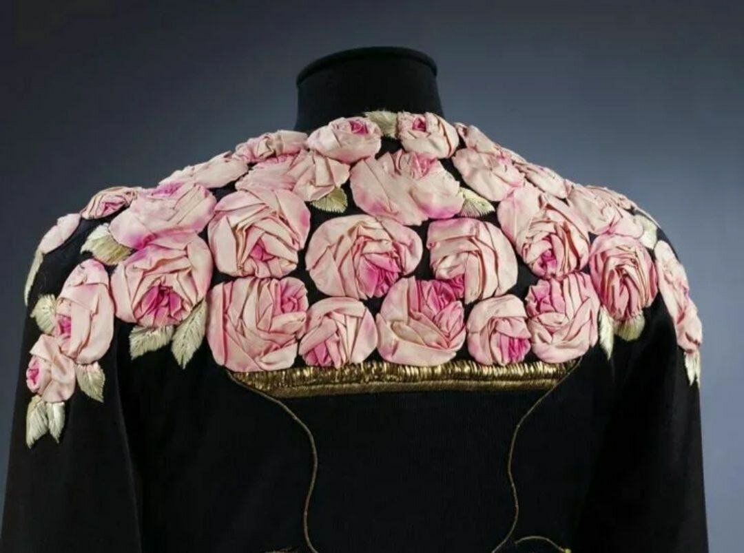 Розы вышитые кусочками ткани на пальто от Эльзы Скиапарелли