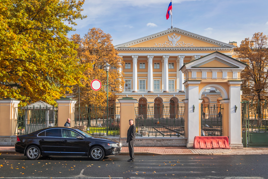 Резиденция адрес. Смольный резиденция губернатора Санкт-Петербурга. Смольный Петербург правительство. Смольный институт СПБ машины. Здание Смольного.