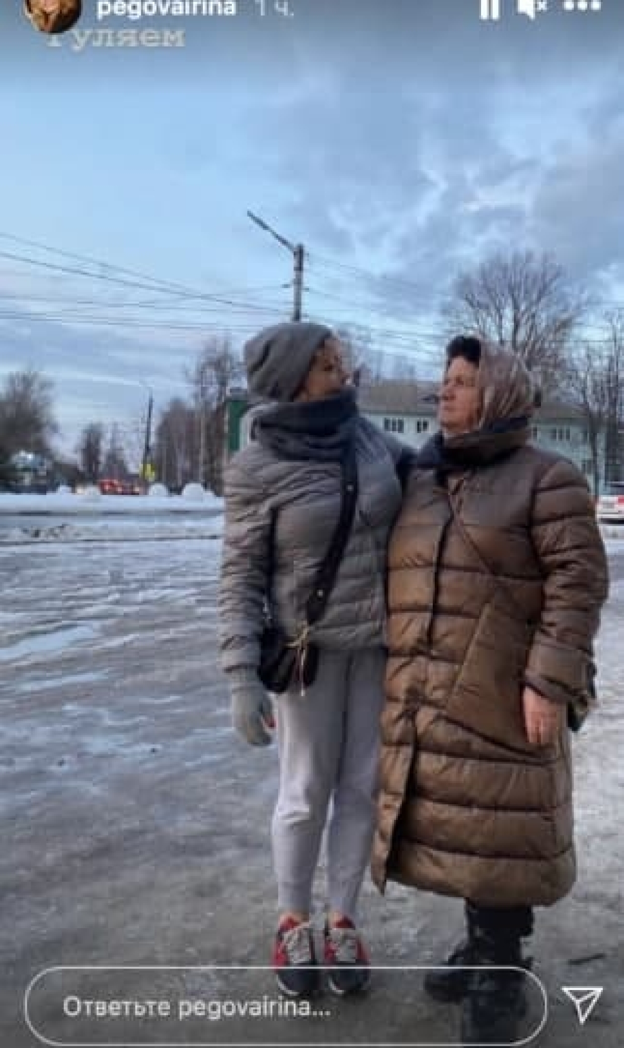 Постройневшая Ирина Пегова в монохромном образе отметилась на прогулке с мамой
