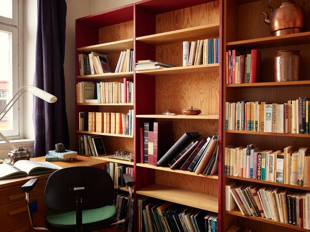 Рабочий стол, книжный шкаф — всё осталось от детей