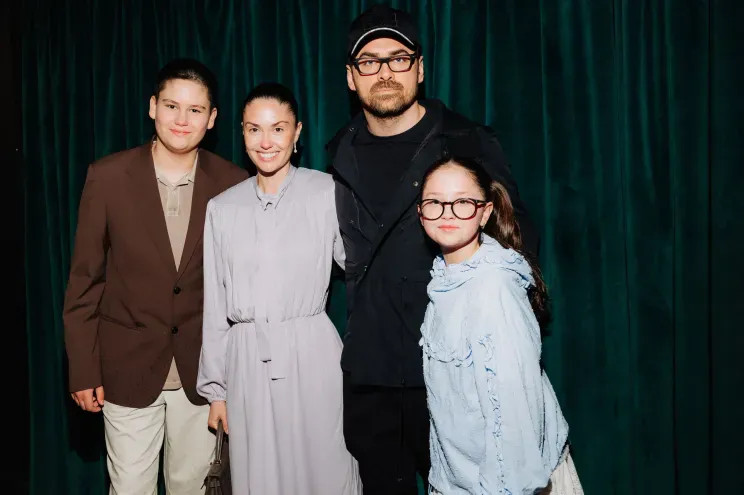 Агата Муцениеце с мужем Петром Дрангой и Фёдор Бондарчук с сыном (после новости о разводе) на премьере мультфильма 